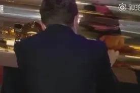弗洛伊德追悼会：警察局长跪地迎灵车，市长扶棺痛哭图片