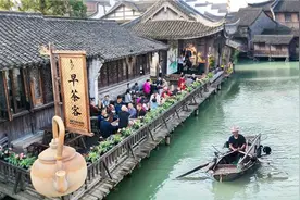 乌镇早茶客：水上集市一开门，水乡的一天拉开了序幕图片