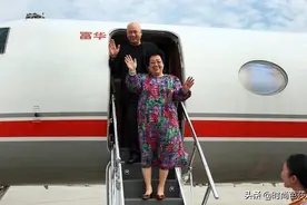 迟重瑞的首富老婆太会穿，翡翠挂坠配碎花裙雍容优雅，贵妇范十足图片