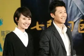 袁泉夫妇终于秀恩爱了！穿裙子V领太低，套件白衬衫却意外很时髦图片