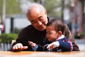 爷爷叫夏日，爸爸叫夏天，宝妈随口给女儿取的名字，获全家人称赞图片