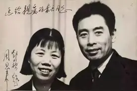 12张合照诠释周恩来邓颖超爱情：走过千山万水，从未放弃相拥图片