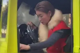 谢广坤女徒开百万豪车，分手后拒收千万分手费，戴满首饰价值不菲图片