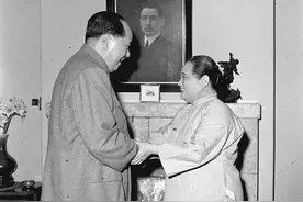 毛泽东和宋庆龄访问苏联，把头等舱让给了她：你是国母，应该你坐图片