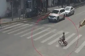 熊孩子街头走失  面对民警询问淡定又“套路”......图片