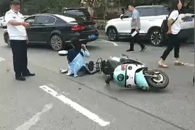 女子骑电动车与轿车相撞后失忆 竟忘记自己在哪？出门干啥？图片