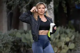 前凸后翘，完美身材，美国健身女王成功的背后却有着不幸的童年图片