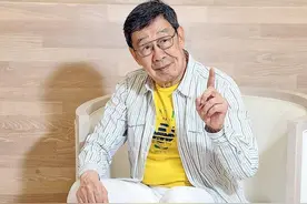89岁胡枫现身医院，干女儿陪伴在旁，乐观面对病情与护士开玩笑图片