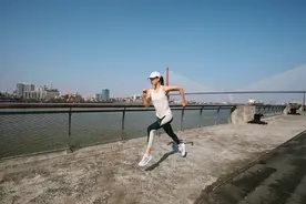 不知悔改？新百伦趁灾情卡点官宣新代言人，还公然冒犯国家主权图片