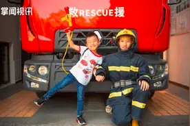 小朋友遇消防员出警秒变迷弟，网友：这才是该追的人！图片