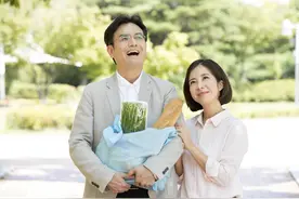 男人娶了小女人，过得幸福吗？55岁男人痛斥：和想象的差太远图片