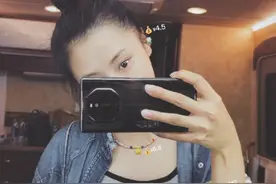 真怀孕了？王彦霖老婆晒自拍只露上半身，戴几块钱首饰超接地气图片