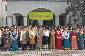 市一中举行纪念“3.28”西藏百万农奴解放62周年升旗仪式图片