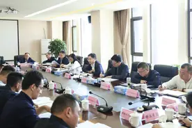 熊一江主持召开污染防治暨秋冬季大气污染攻坚工作推进会图片