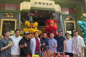 陈小春新店开业，港圈“大佬”齐捧场，60岁程东祭祖归来精神好图片