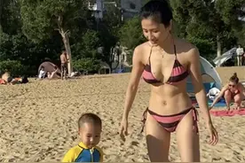 Coffee林芊妤无惧“鹦鹉”袭港 与吴日言携子海滩游玩图片