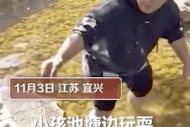 言传身教！爸爸赤脚下水捞宝宝扔的玻璃渣，想让他学会承担图片