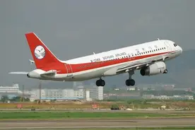 2004年，两男孩在飞机起降舱玩耍时升空，幸存者：他一闪就不见了图片