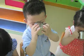 医生：还在被广告误导？这2种零食让孩子积食，家长别给娃买了图片