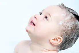 经常有年轻的妈妈问，婴儿的头发要经常洗吗？这篇文章来告诉你图片