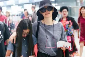 徐帆带养女走机场，穿棉麻衫配低档裤，穿出了大婶们想要的年轻感图片
