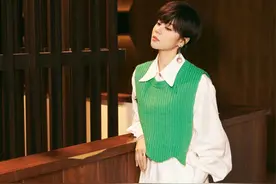 郁可唯很有时尚表现力，穿绿色针织衫配白色衬衫裙，清新又时尚图片