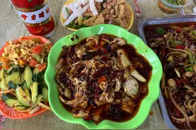 周末偶遇老同学，5个人撸串花费300元，老公说：这真是“活受罪”图片