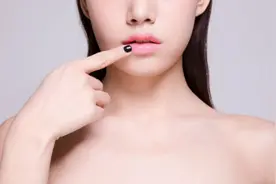 太神奇了！黑色唇膏涂上嘴后居然秒变粉色？！图片
