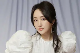 有小肚子的女人穿衣别“塞衣角”了，学杨钰莹这么做，显瘦又时髦图片