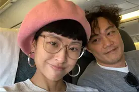 陈奕迅46岁老婆精力十足，日本狂玩3个月终回国，晒冲浪照秀美腿图片