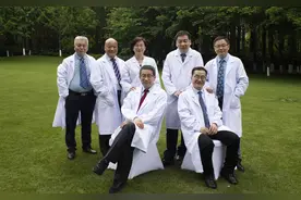 七位男医生+一位女医生“重症八仙”：攻坚疫情“重症堡垒”的神仙阵容图片