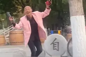 奥利给大叔街头打快板，卖力表演不忘竖大拇指，乐观背后也有辛酸图片