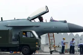 最新版歼-10C迎来重大升级，换装类似歼-20的国产新一代衍射平显图片