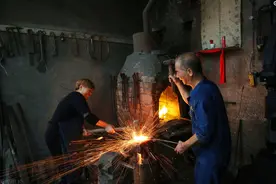 媳妇抡大锤，丈夫指哪打哪：铁匠夫妻40年打造6千件古兵器图片