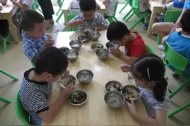 幼儿园老师晒孩子午餐照“邀功”，家长们却勃然大怒，声称要退学图片