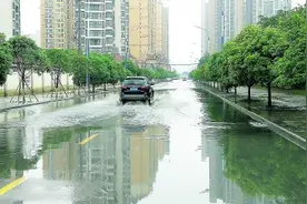 污水倒灌，恶臭难挡！桂林临桂三中路变“臭水河”图片
