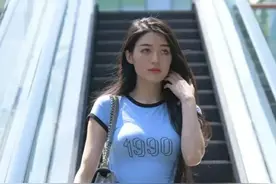 V字形连体短袖搭配毛边牛仔热裤，高级又修身，满满的青春活力图片