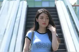 V字形连体短袖搭配毛边牛仔热裤，高级又修身，满满的青春活力图片