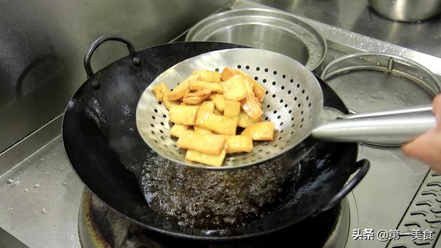 厨师长这样把豆腐跟肉一块炒，特别香，我家每周必吃的一道菜