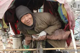 男子收废品捡到一女子，14年生了3个孩子，女孩：已经报恩了图片