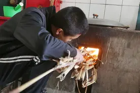 十四岁孤儿与六十五岁奶奶相依为命，没钱买书每天去图书馆......图片