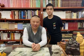 尚筱菊和师爷郭德纲合影，背景成笑点，p图也是师承师父岳云鹏？图片