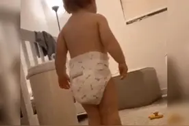 小朋友的“下腰展示”令众人赞叹连连，网友：这惊人的柔韧性啊图片