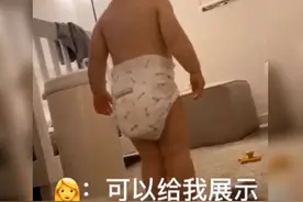小朋友的“下腰展示”令众人赞叹连连，网友：这惊人的柔韧性啊图片