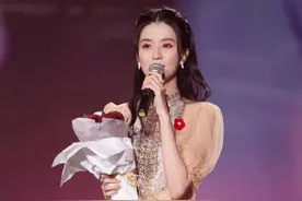 乔欣到底是“富家千金”，穿短裙出镜温柔又贵气，比平时收敛不少图片