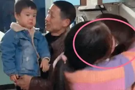 "妈妈你为何只抱姐姐"弟弟委屈忍泪，爸爸抱被无视，网友：小醋王图片