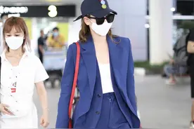 戚薇穿深蓝西服现身长沙 长发披肩酷似霸道女总裁图片