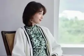 “碎花裙”其实不土，学会这4种时尚减龄的穿法，怎么搭都不出错图片