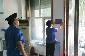 门前三包责任牌张贴上墙 助力文明城市创建工作图片
