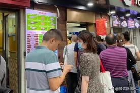 上海，64岁老人卖葱油饼走红，不接受移动支付，只认现金图片